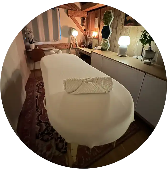 Les chevaliers du zen frederic table massage therapeutique relaxant linge blanc plante verte lampe tapis armoire chaise bureau bois soin detente seance traitement