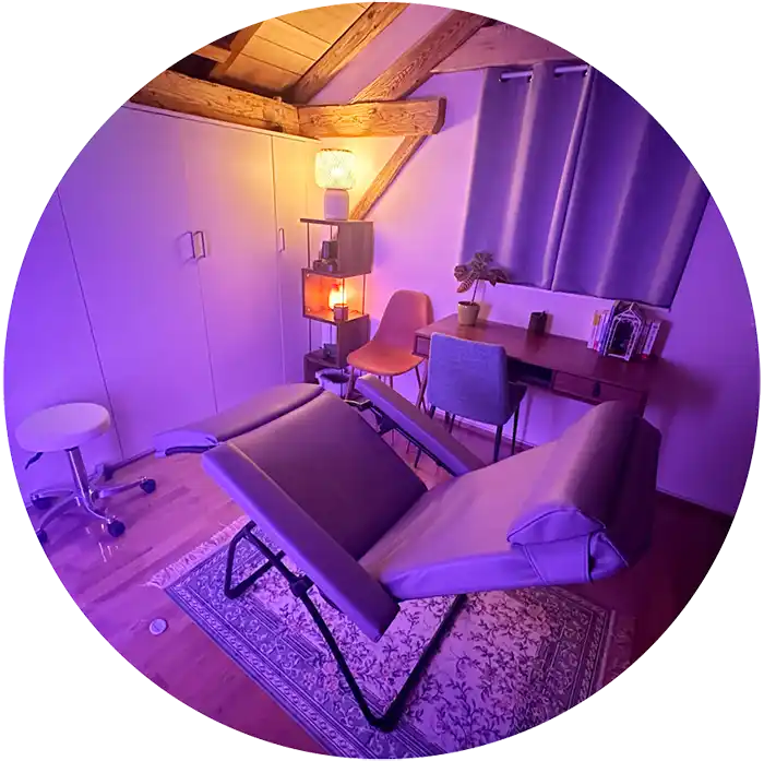 Les chevaliers du zen fabrice reflexologie plantaire ASCA chaise lampe tabouret bureau rideau lambe sel tapis chaise bois