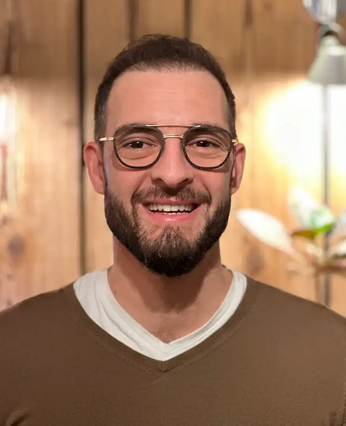 Les chevaliers du zen fabrice reflexologie plantaire ASCA RME EMR yverdon fiez bois plante verte lumière lunettes barbe tshirt blanc pull brun sourire