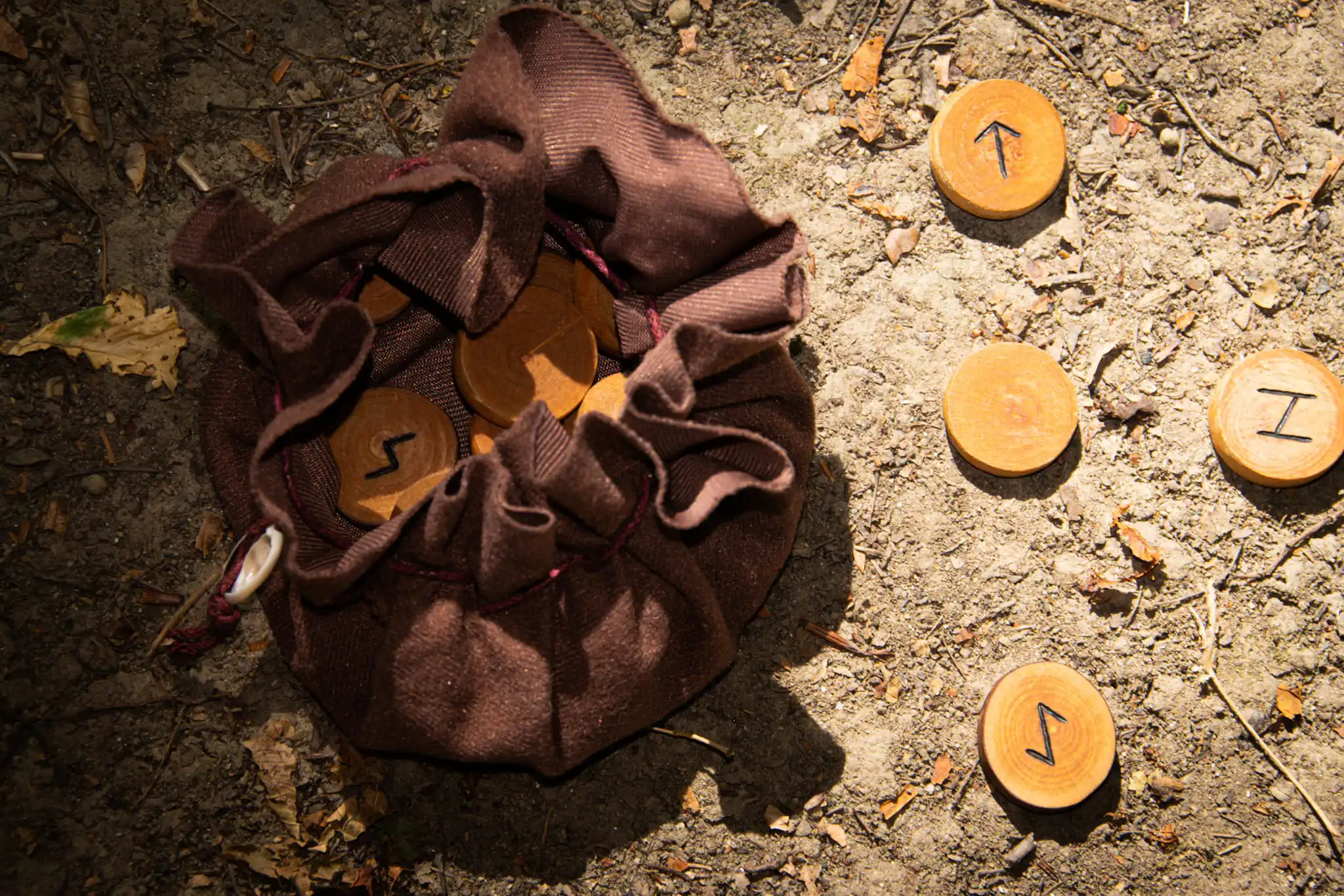 runes-en-bois-sol-en-pierre-symbole-les-chevaliers-du-zen-fiez-yverdon runes en bois sol en pierre symboles les chevaliers du zen fiez yverdon