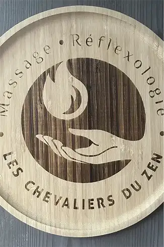 Les Chevaliers du Zen logo bois cabinet massage réflexologie fiez yverdon ASCA RME