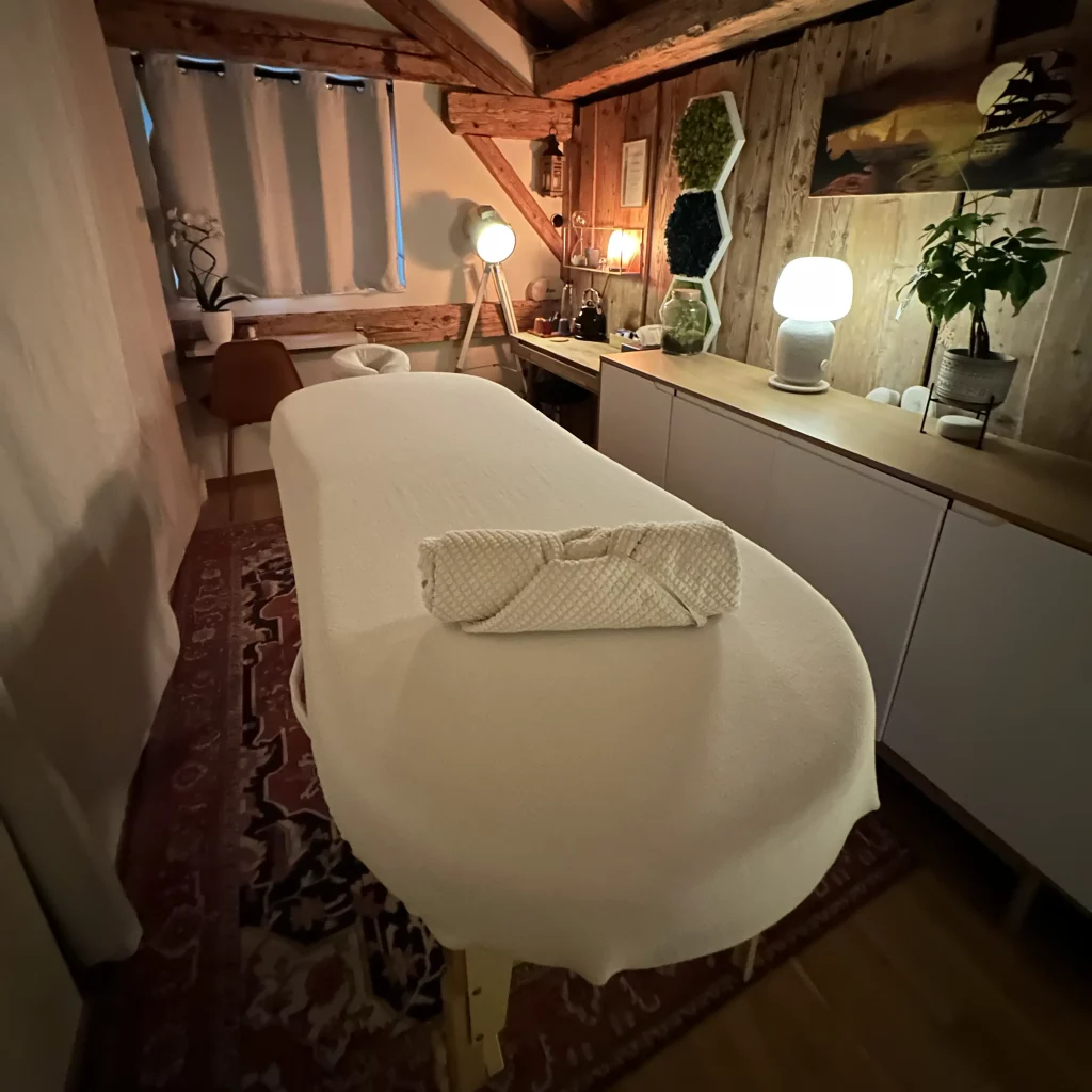 Table massage classique service soin draps blanc chaleur Les Chevaliers du Zen Fiez Yverdon services